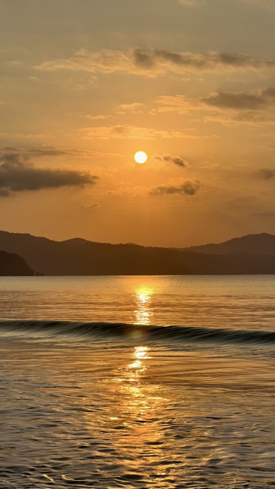 Atardecer dorado sobre el Pacífico colombiano desde Cupica, Chocó