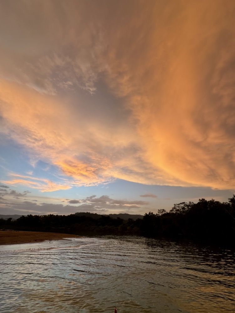 Cielo naranja al atardecer desde el eco refugio — Bahía Solano, Colombia