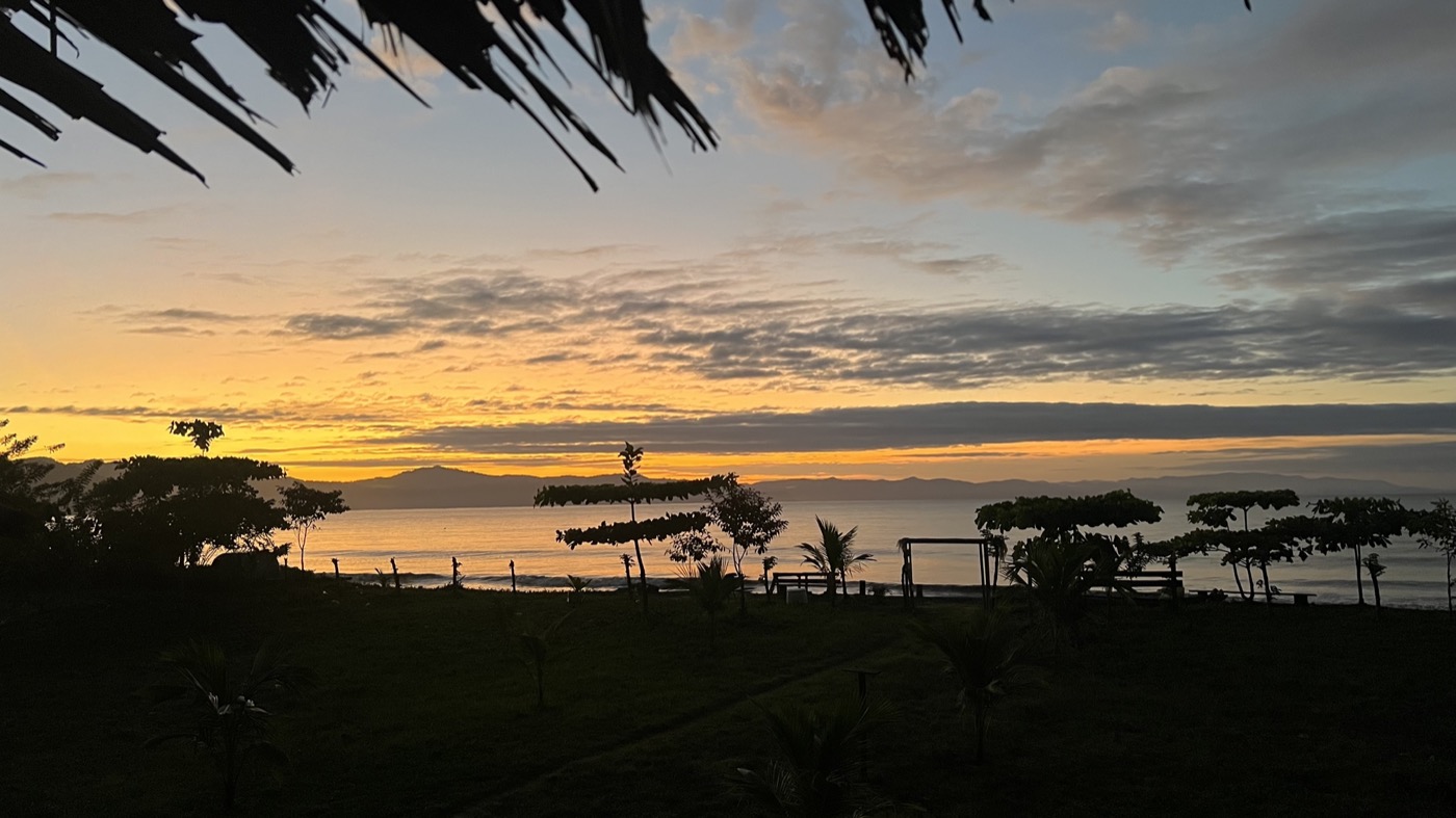 Amanecer desde el eco refugio Orígenes — Pacífico colombiano
